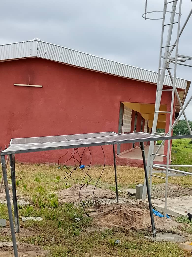 Panneaux solaires alimentant un château d'eau